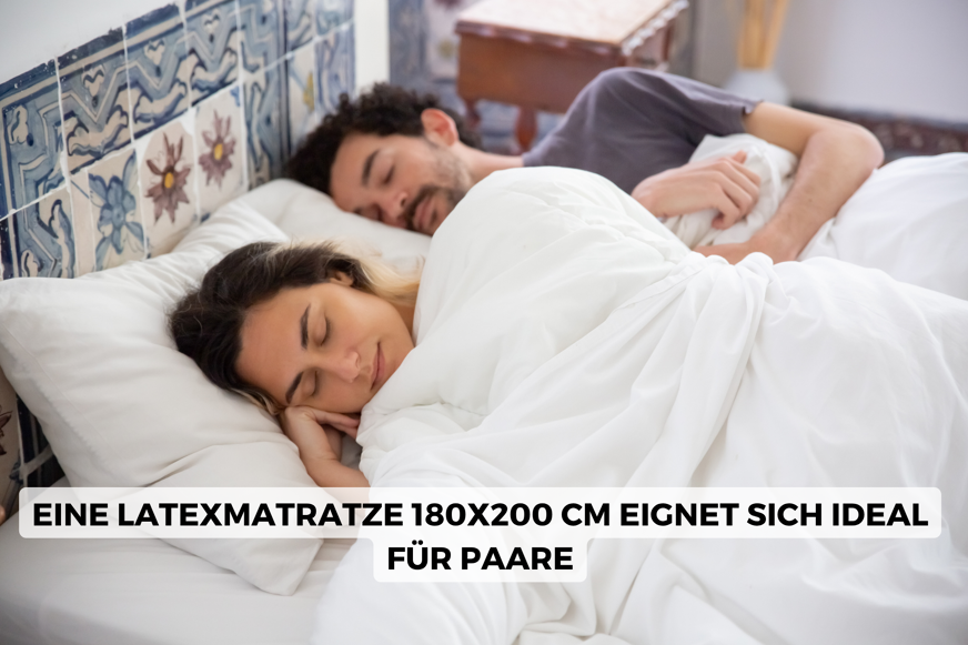 Ein Paar schläft auf einer Latexmatratze
